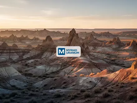 Weite, zerklüftete Wüstenlandschaft in Wyoming bei Sonnenaufgang mit Fokus auf geologische Gesteinsformationen. - Foto: über boerse-global.de