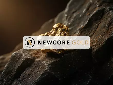 Ein unbearbeiteter Goldklumpen auf einer dunklen, geologischen Gesteinsformation bei dramatischem Licht. - Foto: über boerse-global.de