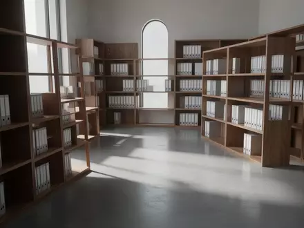 Ein minimalistisches Archiv mit leeren, ordentlich sortierten Aktenordnern in einem hellen, ruhigen Raum. - Foto: über boerse-global.de