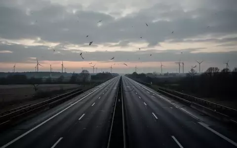 Eine leere, verlassene Autobahn bei Dämmerung unter einem grauen Himmel, die die wirtschaftliche Belastung der Logistikbranche symbolisiert. - Foto: über boerse-global.de