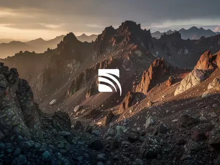 Nahaufnahme einer rauen, goldhaltigen Berglandschaft in der Abendsonne, die geologische Exploration symbolisiert. - Foto: über boerse-global.de