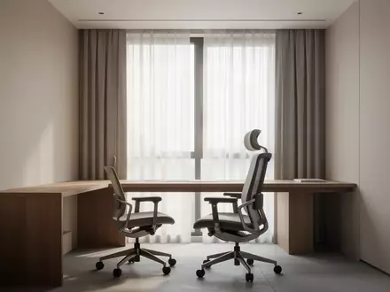 Ein minimalistisch eingerichtetes Homeoffice mit einem leeren Schreibtisch und Tageslicht vor einem Fenster. - Foto: über boerse-global.de