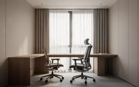 Ein minimalistisch eingerichtetes Homeoffice mit einem leeren Schreibtisch und Tageslicht vor einem Fenster. - Foto: über boerse-global.de