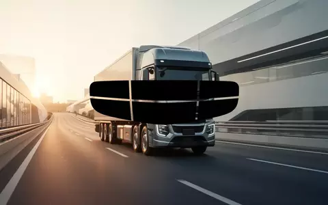 Moderner Elektro-LKW auf einer europäischen Autobahn bei Sonnenuntergang als Symbol für nachhaltige Logistik. - Foto: über boerse-global.de