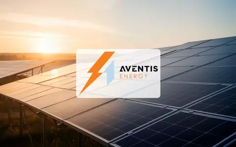 Moderne Solarpark-Anlage bei Sonnenaufgang als Symbol für Wachstum im Bereich der erneuerbaren Energien. - Foto: über boerse-global.de