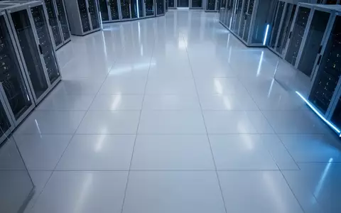 Ein minimalistischer, moderner Serverraum mit polierten weißen Bodenfliesen und subtiler blauer Beleuchtung. - Foto: über boerse-global.de