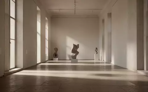 Ein lichtdurchfluteter, minimalistischer Museumsraum mit hohen Decken und abstrakten Skulpturen in einer ruhigen Atmosphäre. - Foto: über boerse-global.de