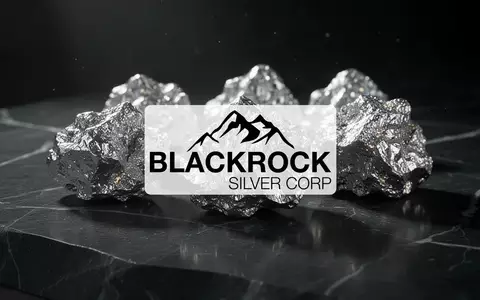 Schimmernde Silbererz-Cluster auf einer dunklen, polierten Oberfläche als Symbol für den Edelmetallmarkt. - Foto: über boerse-global.de