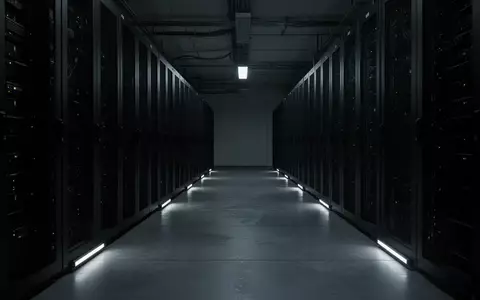 Ein dunkler, minimalistischer Serverraum mit unbeleuchteten Serverschränken in einem industriellen Gebäude. - Foto: über boerse-global.de