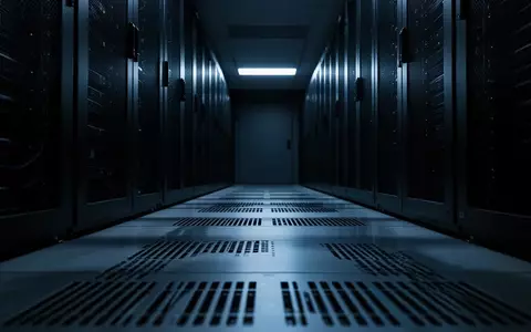 Dunkler, industrieller Serverraum-Flur mit blauer Beleuchtung als Symbol für digitale Sicherheitsrisiken. - Foto: über boerse-global.de