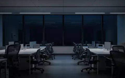 Ein leerer, modern gestalteter Büroraum in der Dämmerung mit dunklen, inaktiven Fenstern und ergonomischen Arbeitsplätzen. - Foto: über boerse-global.de
