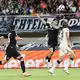 Burger wurde im Mittelfeld in viele Zweikämpfe verwickelt. - Bild: InTime Sports/InTime Sports/AP/dpa