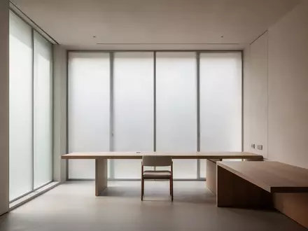 Minimalistisch eingerichteter, heller Arbeitsbereich mit natürlichem Licht und klaren architektonischen Linien. - Foto: über boerse-global.de