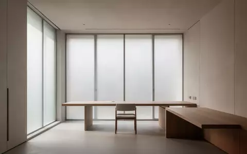 Minimalistisch eingerichteter, heller Arbeitsbereich mit natürlichem Licht und klaren architektonischen Linien. - Foto: über boerse-global.de