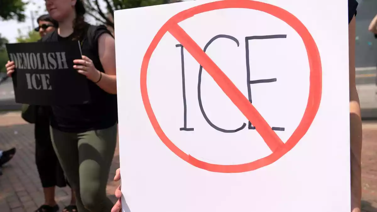 ICE wurde zum Symbol für berüchtigte Razzien gegen Migranten. (Archivbild) - Bild: Jose Luis Magana/AP/dpa
