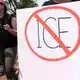 ICE wurde zum Symbol für berüchtigte Razzien gegen Migranten. (Archivbild) - Bild: Jose Luis Magana/AP/dpa