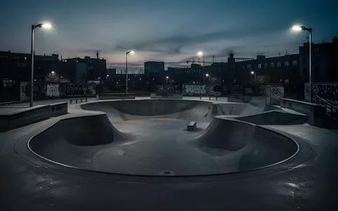 Ein verlassener Skatepark in der Dämmerung mit Betonrampen und kühler Beleuchtung. - Foto: über boerse-global.de