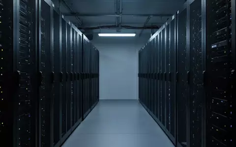 Ein ruhiger Serverraum mit dunklen, minimalistischen Serverracks in dezentem blauem Licht. - Foto: über boerse-global.de