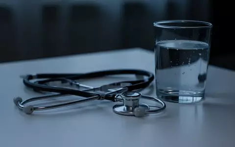 Symbolbild: Stethoskop neben einem Glas Wasser - Foto: über boerse-global.de