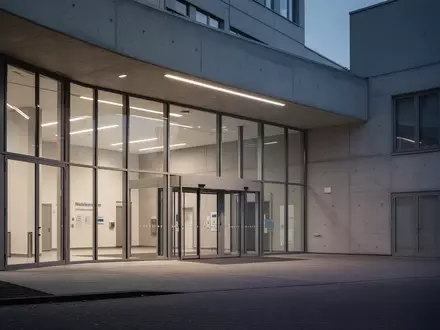 Außenansicht eines modernen, klinischen Gebäudes in der Rhein-Ruhr-Region bei Dämmerung. - Foto: über boerse-global.de