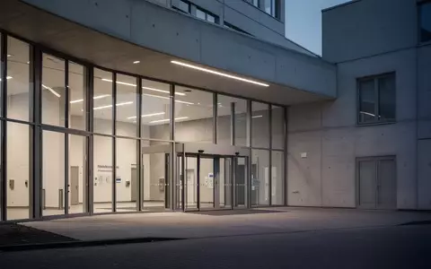 Außenansicht eines modernen, klinischen Gebäudes in der Rhein-Ruhr-Region bei Dämmerung. - Foto: über boerse-global.de