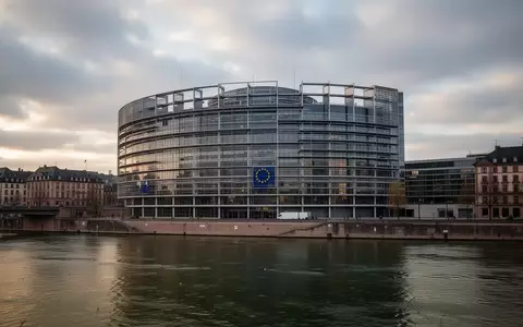 Das Europäische Parlament in Straßburg an einem bewölkten Tag, Architekturaufnahme ohne Personen. - Foto: über boerse-global.de
