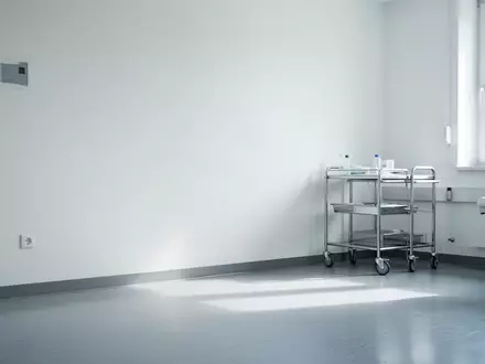 Ein heller, steriler Behandlungsraum in einer modernen medizinischen Einrichtung mit minimalistischer Ausstattung. - Foto: über boerse-global.de