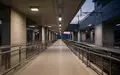 Ein leerer Bahnsteig bei Dämmerung mit moderner Architektur und sachlicher Beleuchtung. - Foto: über boerse-global.de
