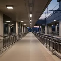 Ein leerer Bahnsteig bei Dämmerung mit moderner Architektur und sachlicher Beleuchtung. - Foto: über boerse-global.de