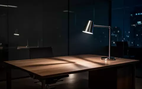 Ein unbeleuchteter, minimalistischer Schreibtisch in einem modernen Büro bei Nacht. - Foto: über boerse-global.de