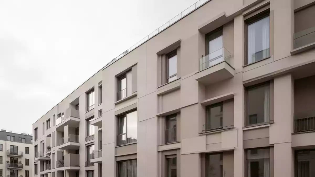 Berlin: Housing First schafft Wohnraum, doch Vergaben sorgen für Kritik