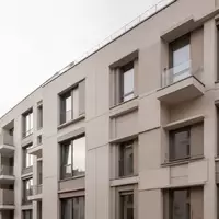 Moderne Wohnhausfassade in Berlin bei bewölktem Tageslicht. - Foto: über boerse-global.de