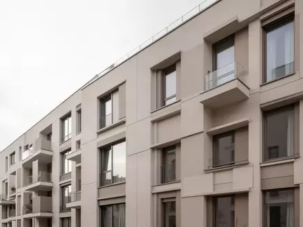 Moderne Wohnhausfassade in Berlin bei bewölktem Tageslicht. - Foto: über boerse-global.de