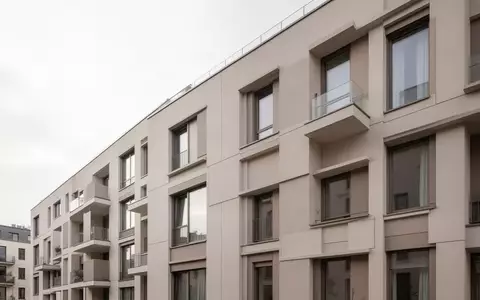 Moderne Wohnhausfassade in Berlin bei bewölktem Tageslicht. - Foto: über boerse-global.de