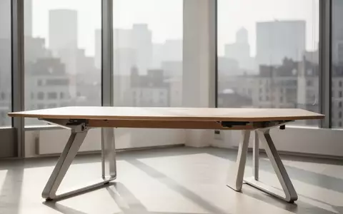 Ein minimalistischer, heller Arbeitsplatz mit einem Holztisch vor einem Fenster mit Blick auf eine verschwommene Skyline. - Foto: über boerse-global.de