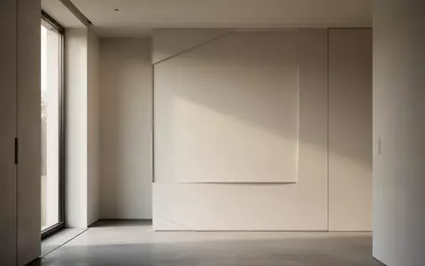 Ein minimalistischer Flur in einem Wohnhaus mit neutraler Wandgestaltung und hellem, natürlichem Tageslicht. - Foto: über boerse-global.de
