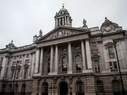 Ein historisches Gerichtsgebäude aus Stein in London unter einem bewölkten Himmel. - Foto: über boerse-global.de