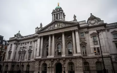 Ein historisches Gerichtsgebäude aus Stein in London unter einem bewölkten Himmel. - Foto: über boerse-global.de