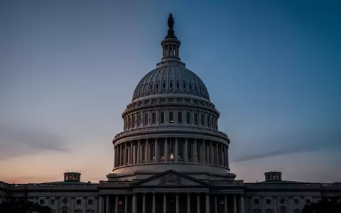 Die Kuppel des Kapitols in Washington D.C. während der Dämmerung unter einem weiten, leeren Himmel. - Foto: über boerse-global.de