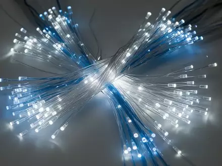 Symbolic image: glowing fiber optic cables - Foto: über boerse-global.de