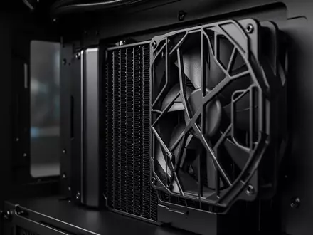 Detailaufnahme eines schwarzen Radiators und der Lüfterlamellen in einem modernen Computergehäuse. - Foto: über boerse-global.de