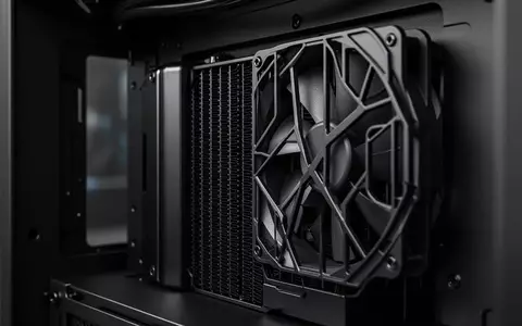 Detailaufnahme eines schwarzen Radiators und der Lüfterlamellen in einem modernen Computergehäuse. - Foto: über boerse-global.de
