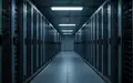 Ein dunkler, steriler Serverraum mit langen Reihen metallischer Racks in einem modernen Rechenzentrum. - Foto: über boerse-global.de