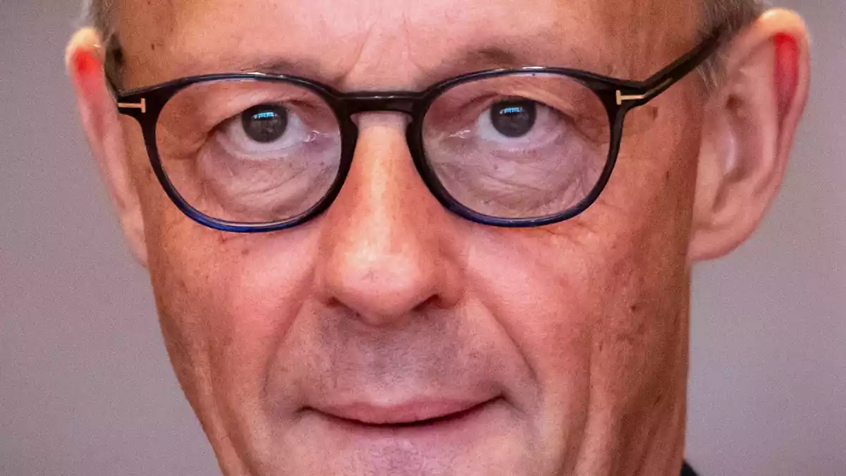 Die politische Zukunft von Kanzler Friedrich Merz bleibt ungewiss. - Bild: Michael Kappeler/dpa