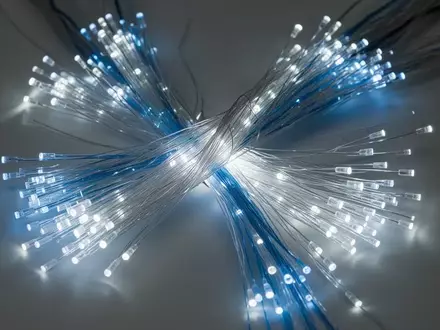 Symbolic image: glowing fiber optic cables - Foto: über boerse-global.de
