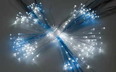 Symbolic image: glowing fiber optic cables - Foto: über boerse-global.de