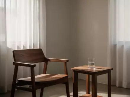 Ein minimalistischer Behandlungsraum mit einem leeren Stuhl und natürlichem Licht, der eine ruhige und vertrauliche Atmosphäre vermittelt. - Foto: über boerse-global.de