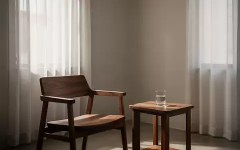 Ein minimalistischer Behandlungsraum mit einem leeren Stuhl und natürlichem Licht, der eine ruhige und vertrauliche Atmosphäre vermittelt. - Foto: über boerse-global.de