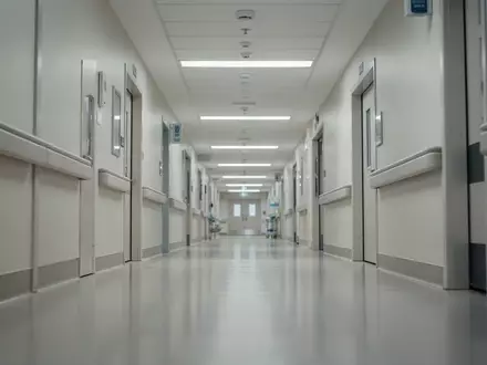 Ein moderner, heller Krankenhausflur mit glänzendem Boden und architektonischen Linien ohne sichtbare Personen. - Foto: über boerse-global.de