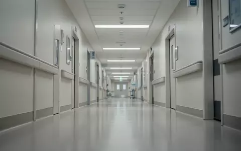 Ein moderner, heller Krankenhausflur mit glänzendem Boden und architektonischen Linien ohne sichtbare Personen. - Foto: über boerse-global.de